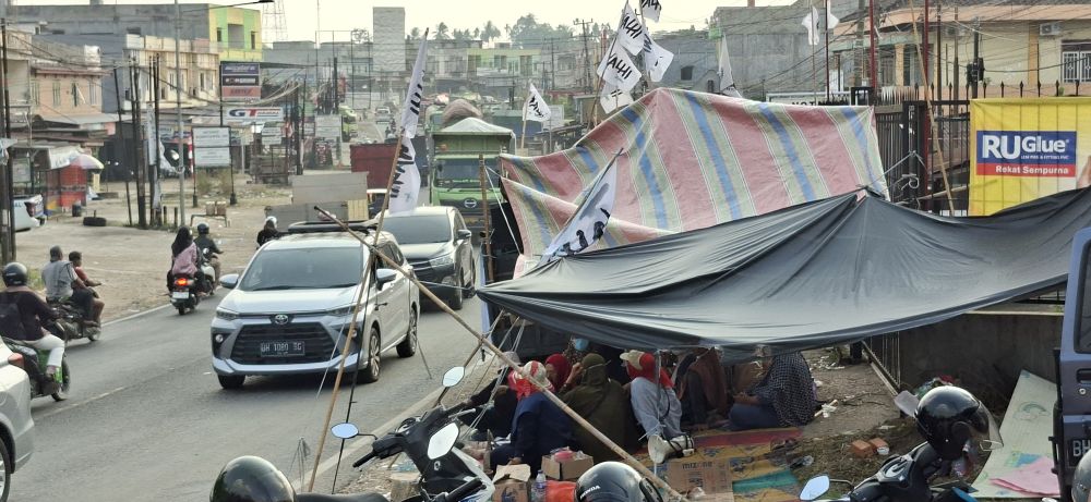 Masyarakat Aur Kenali, Penyengat Rendah, dan Mendalo Darat mengambil langkah tegas dengan mendirikan tenda di depan kantor perusahaan.(poto: jamberita.com).