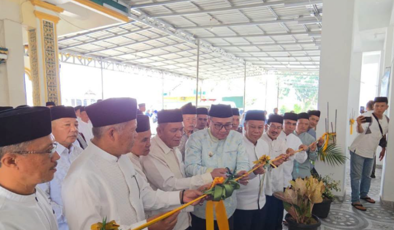 Wali Kota Sungai Penuh Alfin meresmikan fasilitas wudhu Masjid Raya pada Minggu (30/8).(poto: oegopost.id).
