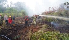 Komandan Korem 042/Gapu Brigjen TNI Nyamin memimpin langsung langkah penanganan Karhutla Muaro Jambi di Desa Londerang, Kecamatan Kumpeh, Jumat (28/8/2026).(poto: oegopost.id).