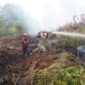 Komandan Korem 042/Gapu Brigjen TNI Nyamin memimpin langsung langkah penanganan Karhutla Muaro Jambi di Desa Londerang, Kecamatan Kumpeh, Jumat (28/8/2026).(poto: oegopost.id).