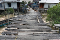 Jerambah kayu Kuala Baru di Parit Sapat RT 02, Dusun Rawai Jaya, Desa Kuala Baru, Kecamatan Seberang Kota, Kabupaten Tanjung Jabung Barat, mengalami kerusakan parah.(poto: istimewa).