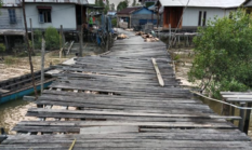 Jerambah Kayu Kuala Baru Rusak Parah, Warga Tanjabbar Desak Perbaikan