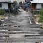 Jerambah kayu Kuala Baru di Parit Sapat RT 02, Dusun Rawai Jaya, Desa Kuala Baru, Kecamatan Seberang Kota, Kabupaten Tanjung Jabung Barat, mengalami kerusakan parah.(poto: istimewa).