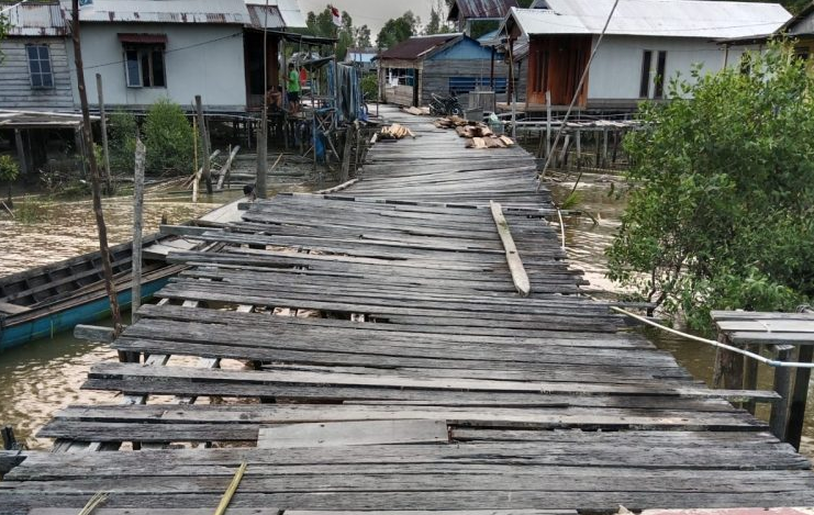 Jerambah kayu Kuala Baru di Parit Sapat RT 02, Dusun Rawai Jaya, Desa Kuala Baru, Kecamatan Seberang Kota, Kabupaten Tanjung Jabung Barat, mengalami kerusakan parah.(poto: istimewa).