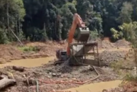 Alat berat jenis excavator yang diduga digunakan dalam aktivitas PETI.(poto: jambiprima.com).