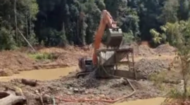 Alat berat jenis excavator yang diduga digunakan dalam aktivitas PETI.(poto: jambiprima.com).