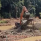 Alat berat jenis excavator yang diduga digunakan dalam aktivitas PETI.(poto: jambiprima.com).