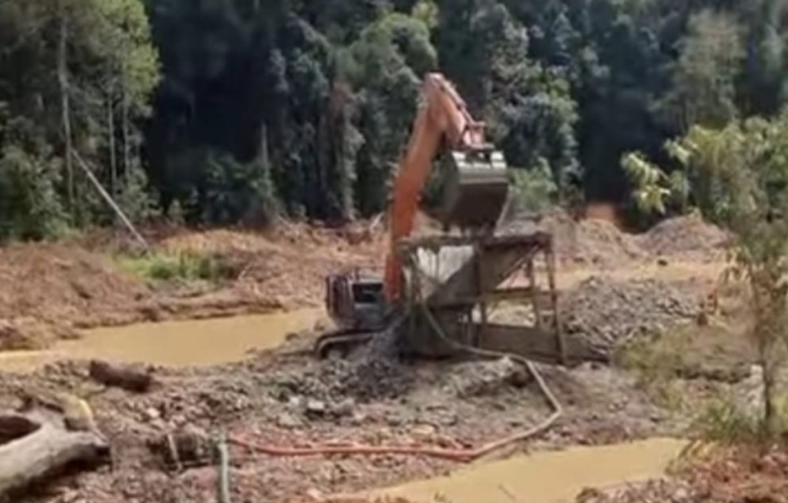 Alat berat jenis excavator yang diduga digunakan dalam aktivitas PETI.(poto: jambiprima.com).