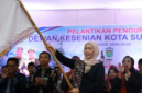 Ketua Dewan Kesenian Kota Sungai Penuh Ny Sri Kartini Alfin SKep Ns resmi memimpin jajaran pengurus baru.(poto: oegopost.id).