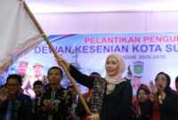 Ketua Dewan Kesenian Kota Sungai Penuh Ny Sri Kartini Alfin SKep Ns resmi memimpin jajaran pengurus baru.(poto: oegopost.id).
