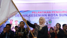 Ketua Dewan Kesenian Kota Sungai Penuh Ny Sri Kartini Alfin SKep Ns resmi memimpin jajaran pengurus baru.(poto: oegopost.id).