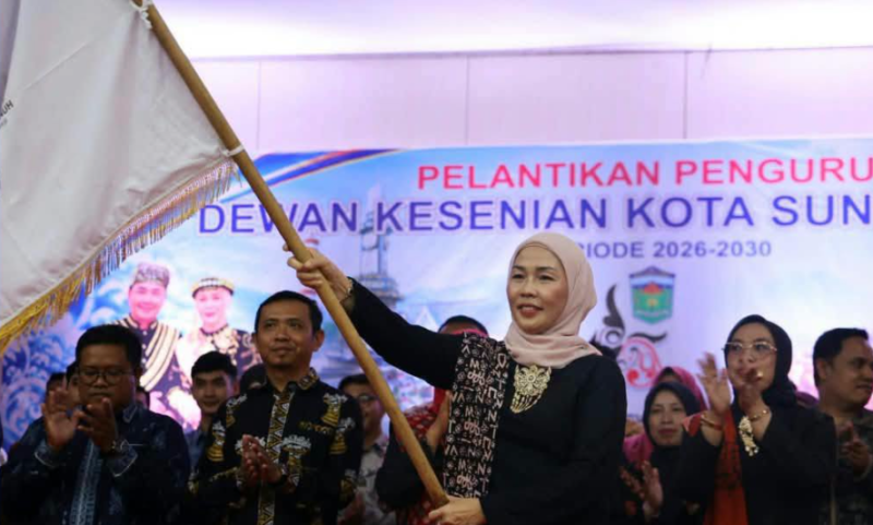 Ketua Dewan Kesenian Kota Sungai Penuh Ny Sri Kartini Alfin SKep Ns resmi memimpin jajaran pengurus baru.(poto: oegopost.id).