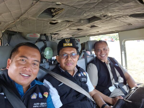 Gubernur NTB Lalu Muhamad Iqbal bersama Gubernur Bali I Wayan Koster mendatangi Posko Utama Pusdalops BPBD Kabupaten Manggarai Barat pada Kamis (20/8/2026).(poto: isrtimewa).