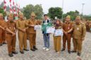 Wali Kota Sungai Penuh Alfin, S.H. menyerahkan piagam penghargaan pada tanggal 31 Agustus 2026.(poto: oegopost.id).