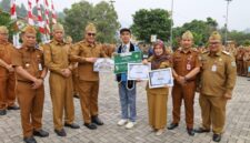 Wali Kota Sungai Penuh Alfin, S.H. menyerahkan piagam penghargaan pada tanggal 31 Agustus 2026.(poto: oegopost.id).