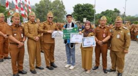 Wali Kota Sungai Penuh Alfin, S.H. menyerahkan piagam penghargaan pada tanggal 31 Agustus 2026.(poto: oegopost.id).