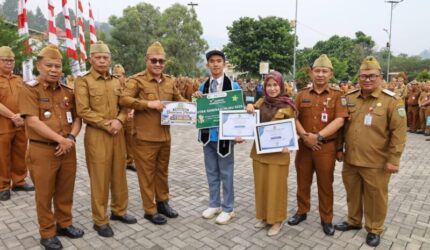 Wali Kota Sungai Penuh menyerahkan penghargaan kepada Agra Bolsia Atilla, siswa SMAN 1 Sungai Penuh yang meraih Juara 1 Nasional Generasi Hijau.