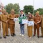 Wali Kota Sungai Penuh Alfin, S.H. menyerahkan piagam penghargaan pada tanggal 31 Agustus 2026.(poto: oegopost.id).