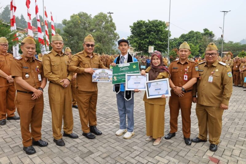 Wali Kota Sungai Penuh Alfin, S.H. menyerahkan piagam penghargaan pada tanggal 31 Agustus 2026.(poto: oegopost.id).