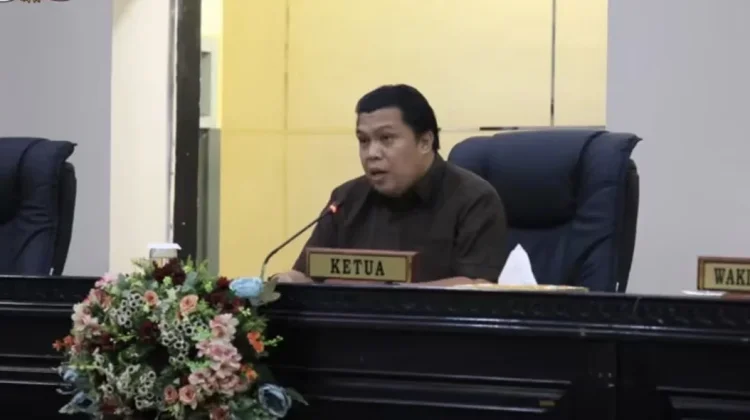 Ketua DPRD saat memimpin rapat/sumber foto humas