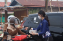 Imigrasi Tanjung Jabung Barat membagikan 3.000 masker gratis untuk warga Kuala Tungkal yang terdampak kabut asap karhutla di Jambi pada Jumat (18/9).(poto: istimewa).