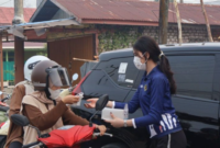 Imigrasi Tanjung Jabung Barat membagikan 3.000 masker gratis untuk warga Kuala Tungkal yang terdampak kabut asap karhutla di Jambi pada Jumat (18/9).(poto: istimewa).