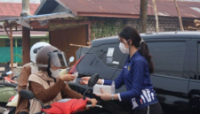 Imigrasi Tanjung Jabung Barat membagikan 3.000 masker gratis untuk warga Kuala Tungkal yang terdampak kabut asap karhutla di Jambi pada Jumat (18/9).(poto: istimewa).