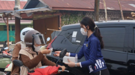 Imigrasi Tanjung Jabung Barat membagikan 3.000 masker gratis untuk warga Kuala Tungkal yang terdampak kabut asap karhutla di Jambi pada Jumat (18/9).(poto: istimewa).