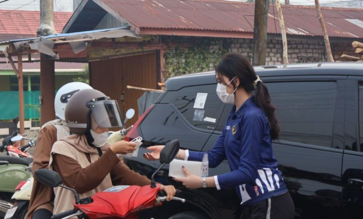 Imigrasi Tanjung Jabung Barat membagikan 3.000 masker gratis untuk warga Kuala Tungkal yang terdampak kabut asap karhutla di Jambi pada Jumat (18/9).(poto: istimewa).