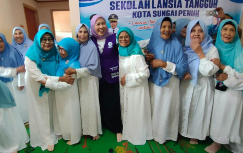 Ketua Tim Penggerak PKK Kota Sungai Penuh Ny. Sri Kartini Alfin menghadiri acara peluncuran Sekolah Lansia Tangguh Kota Sungai Penuh pada Selasa siang (15/9/2026).(poto: oegopost.id).