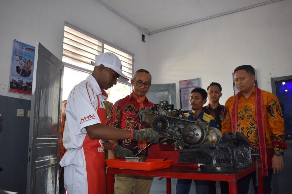 AHM memperluas akses pendidikan vokasi ke Sorong melalui kerja sama kurikulum TBSM Astra Honda di SMKN 1 Kabupaten Sorong, Papua Barat Daya.(poto: jamberita.com).