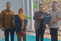 Wali Kota Sungai Penuh Alfin, S.H., menyambut kunjungan kerja Ketua Pengadilan Tinggi Agama (PTA) Provinsi Jambi Dra. Nia Nurhamidah Romli, M.H.(poto: istimewa).
