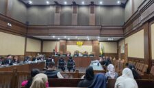 Sidang dugaan korupsi pengelolaan kuota haji tambahan 2023-2024. Mantan staf khusus Menteri Agama Ishfah Abidal Aziz alias Gus Alex, Syaiful Bahri alias Bajak Laut, mengungkap adanya titipan uang senilai USD 406.000.(poto: kompas.com).