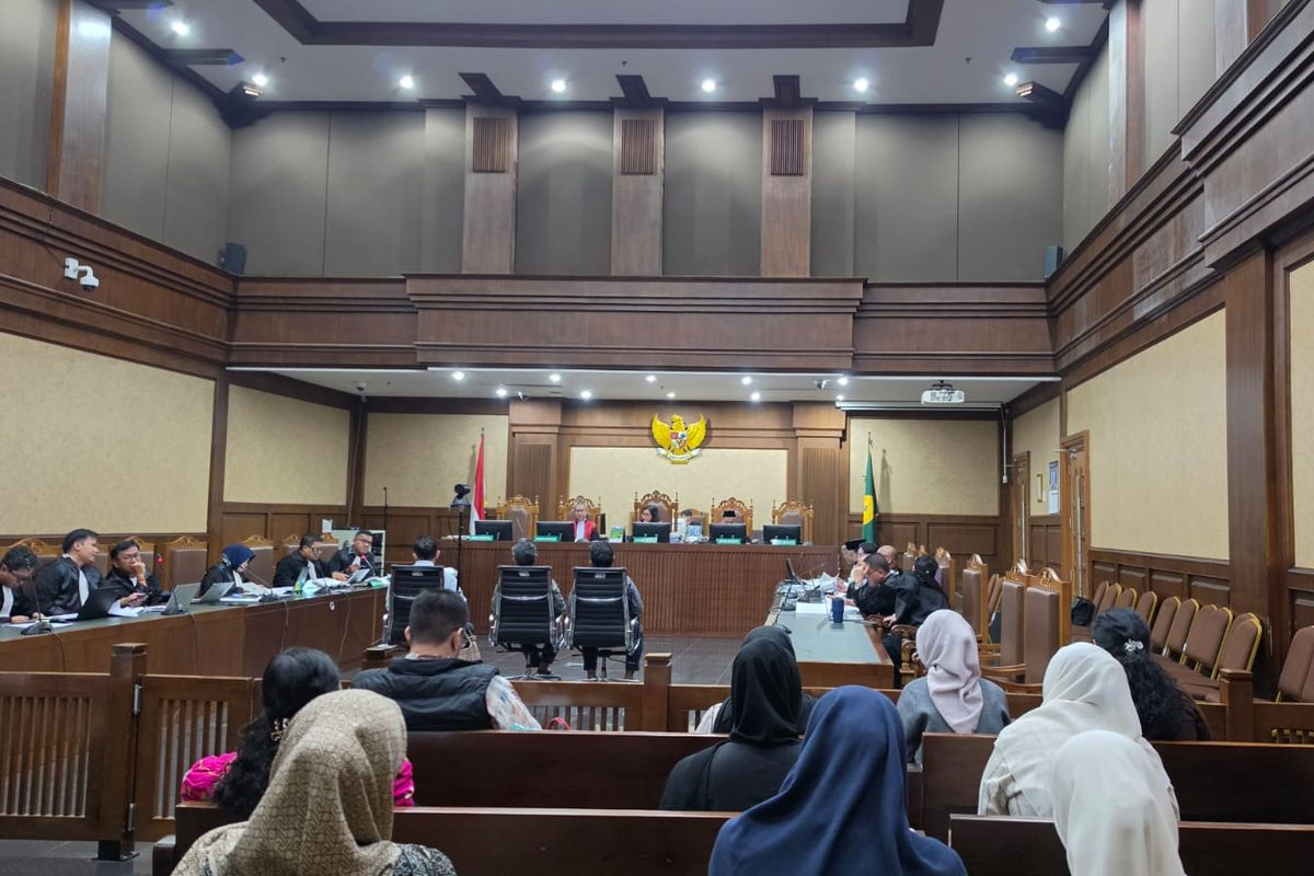 Sidang dugaan korupsi pengelolaan kuota haji tambahan 2023-2024. Mantan staf khusus Menteri Agama Ishfah Abidal Aziz alias Gus Alex, Syaiful Bahri alias Bajak Laut, mengungkap adanya titipan uang senilai USD 406.000.(poto: kompas.com).