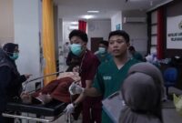 Salah satu pelajar yang diduga keracunan menu MBG saat dilarikan di IGD RSUD Nganjuk, Rabu (2/9/2026).Poto: kompas.com).