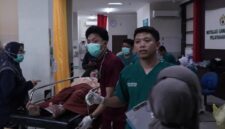 Salah satu pelajar yang diduga keracunan menu MBG saat dilarikan di IGD RSUD Nganjuk, Rabu (2/9/2026).Poto: kompas.com).