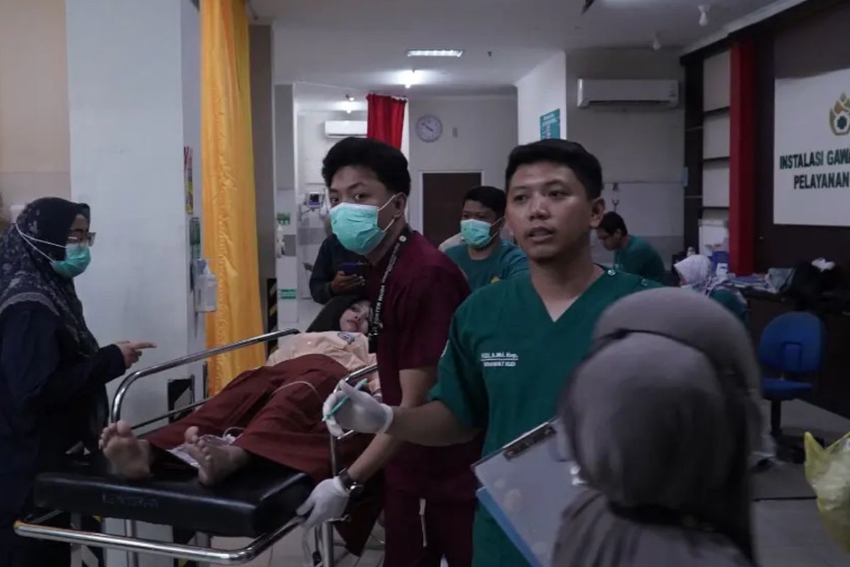 Salah satu pelajar yang diduga keracunan menu MBG saat dilarikan di IGD RSUD Nganjuk, Rabu (2/9/2026).Poto: kompas.com).