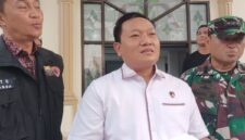 Wakil Direktur Reserse Kriminal Khusus Polda Jambi Kombes Pol Agung Basuki (tengah) saat diwawancarai awak media, Kamis (3/9/2026).(poto: kompas.com).