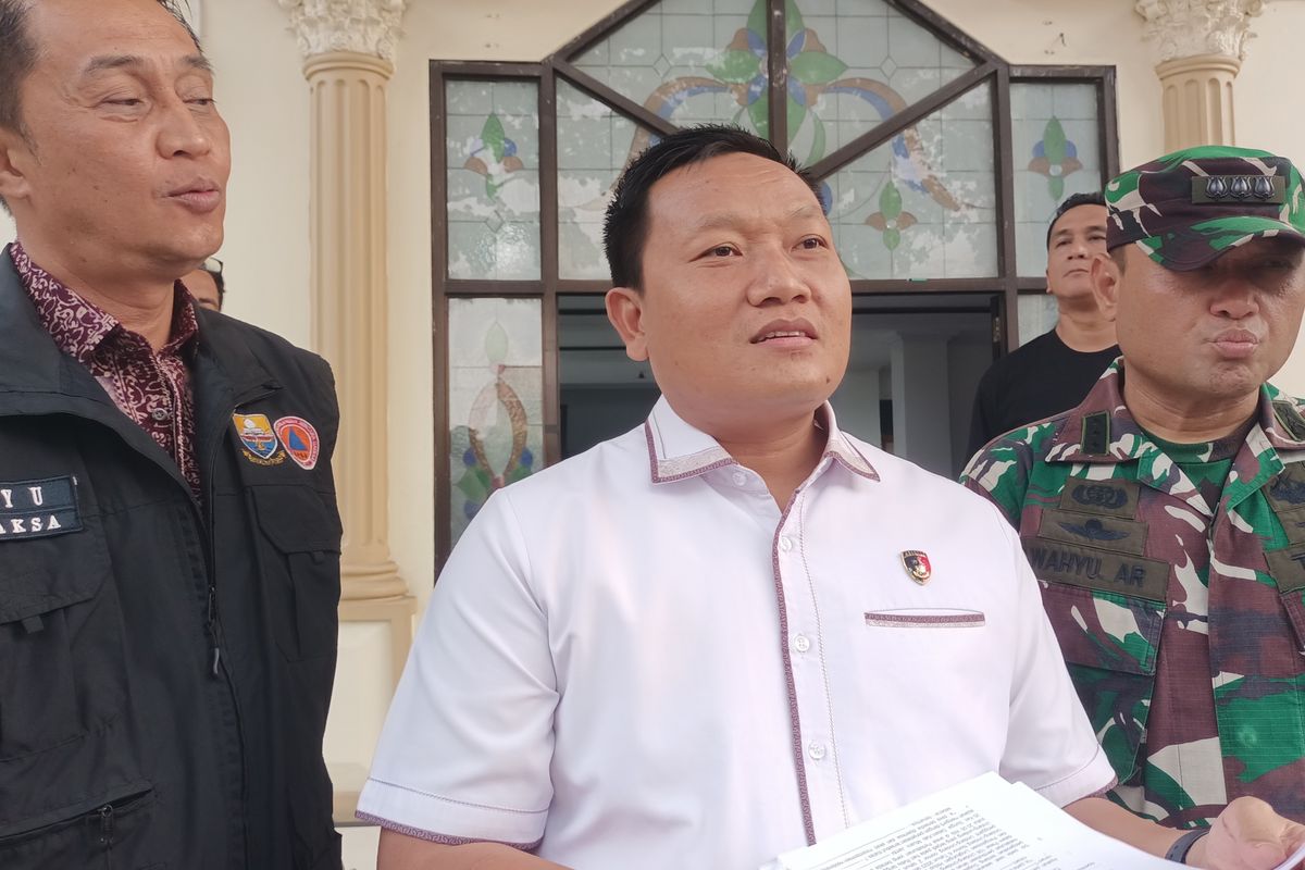Wakil Direktur Reserse Kriminal Khusus Polda Jambi Kombes Pol Agung Basuki (tengah) saat diwawancarai awak media, Kamis (3/9/2026).(poto: kompas.com).