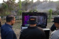 Personil Polda Kalsel memantau titik api dari balik layar setelah drone therma diterbangkan untuk mendeteksi titik panas di bawah permukaan gambut di daerah Guntung Damar.(poto: kompas.com).