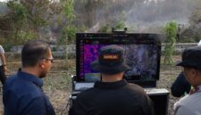 Personil Polda Kalsel memantau titik api dari balik layar setelah drone therma diterbangkan untuk mendeteksi titik panas di bawah permukaan gambut di daerah Guntung Damar.(poto: kompas.com).