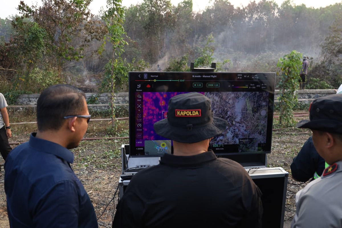 Personil Polda Kalsel memantau titik api dari balik layar setelah drone therma diterbangkan untuk mendeteksi titik panas di bawah permukaan gambut di daerah Guntung Damar.(poto: kompas.com).