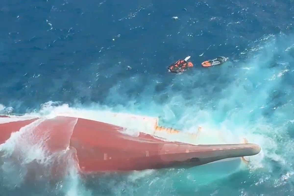 Kondisi KM Virgo Transport 8 yang ditemukan dalam kondisi terbalik di wilayah laut jawa.(poto: kompas.com).