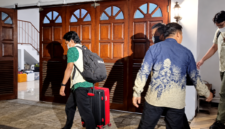 KPK menyita empat koper dokumen dari rumah Dirjen ATR/BPN Lampri di Bekasi terkait suap HGB Summarecon senilai miliaran rupiah.(poto: kompas.com).