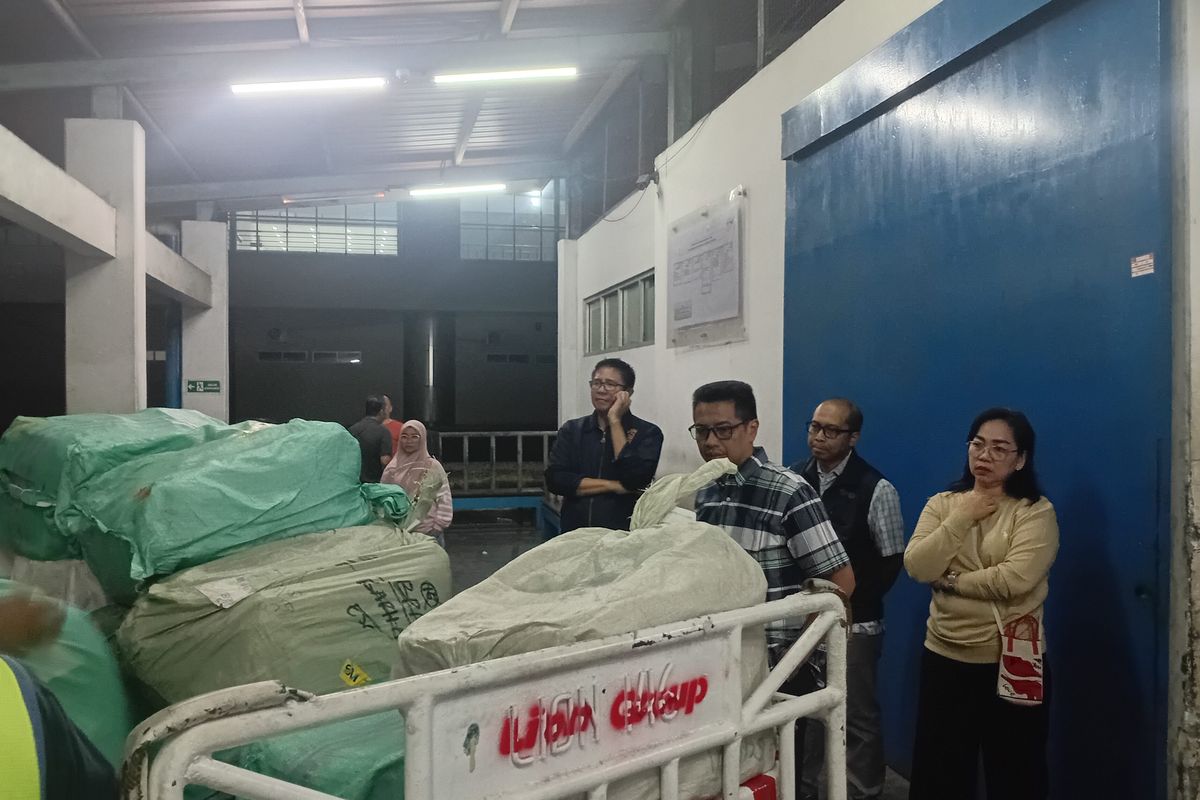 Pasokan sekitar 2,5 ton cabai rawit merah tahap kedua dari Probolinggo-Surabaya didatangkan ke Sulawesi Utara untuk membantu memenuhi kebutuhan masyarakat dan menjaga keterjangkauan harga, Senin (21/9/2026).(poto: kompas.com).