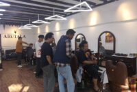 Warga berbondong-bondong memadati sejumlah salon pemotong rambut untuk mencukur habis rambut mereka hingga pelontos pada Senin (28/9/2026).(poto: kompas.com).