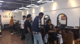 Warga berbondong-bondong memadati sejumlah salon pemotong rambut untuk mencukur habis rambut mereka hingga pelontos pada Senin (28/9/2026).(poto: kompas.com).