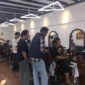 Warga berbondong-bondong memadati sejumlah salon pemotong rambut untuk mencukur habis rambut mereka hingga pelontos pada Senin (28/9/2026).(poto: kompas.com).