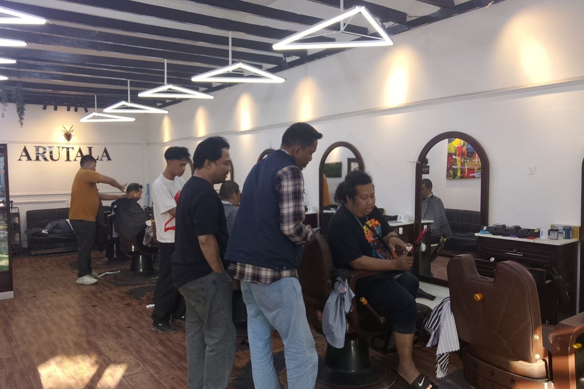 Warga berbondong-bondong memadati sejumlah salon pemotong rambut untuk mencukur habis rambut mereka hingga pelontos pada Senin (28/9/2026).(poto: kompas.com).