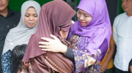 Gubernur Khofifah Indar Parawansa temui keluarga korban kapal tenggelam KM Virgo Transport 8 dan menyalurkan bantuan secara bertahap.(poto: kompas.com).